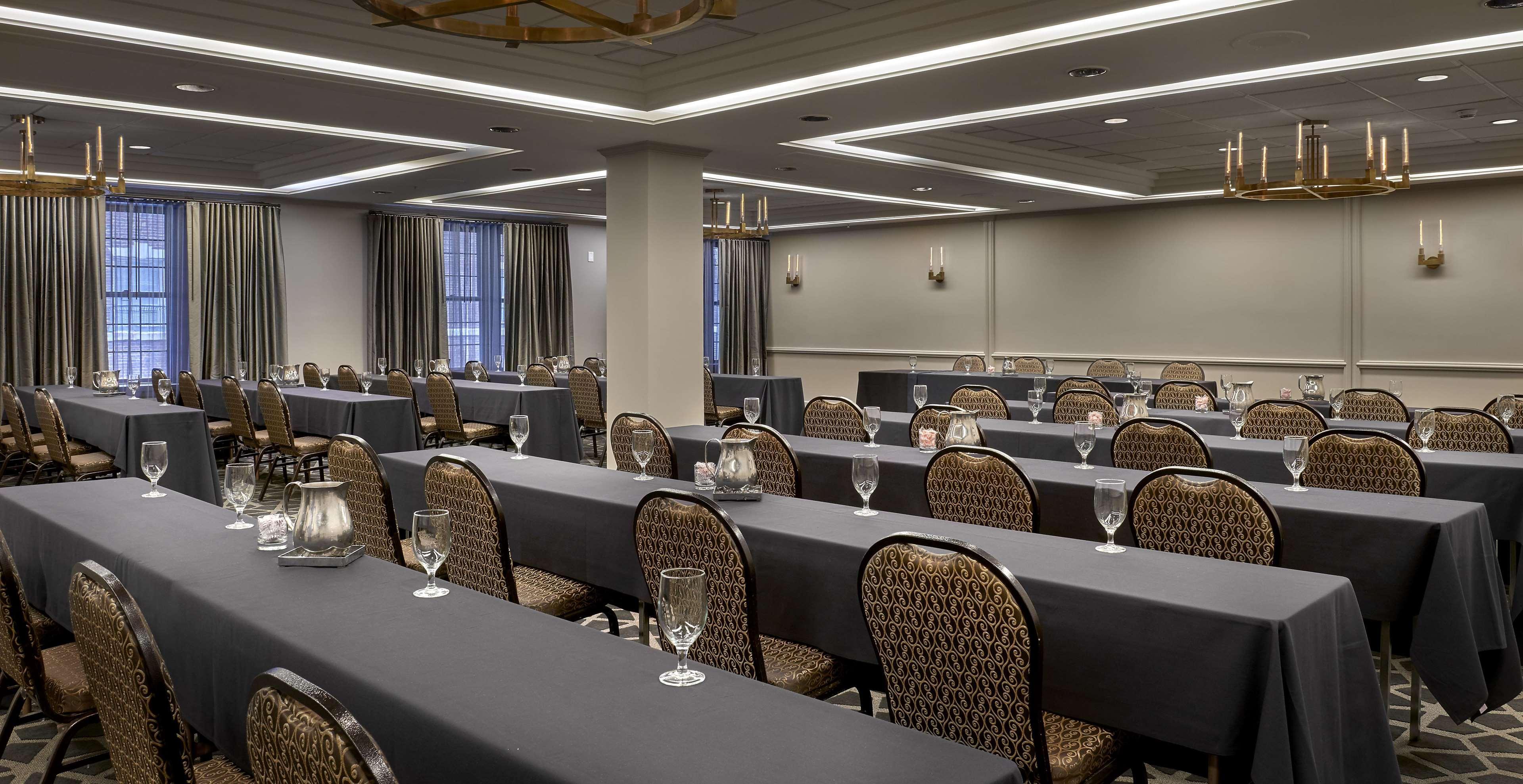 Phillips Kansas City, Curio Collection By Hilton Hotel 4*